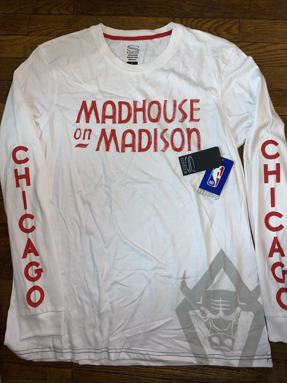 NWT Stadium Essentials Chicago Bulls Madhouse On Madison White Long Sleeve Sz L